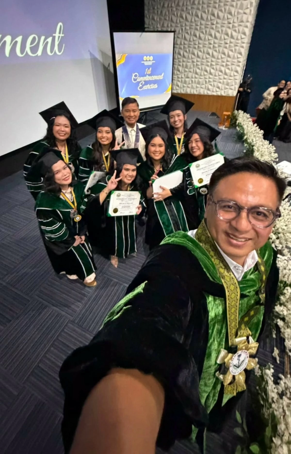 Mayor Ruffy Biazon and Rep. Jaime Fresnedi with the seven graduates belonging to the first batch of the Pamantasan ng Lungsod ng Muntinlupa-Ospital ng Muntinlupa (PLMun-OsMun) College of Medicine (Photo from Muntinlupa PIO) 