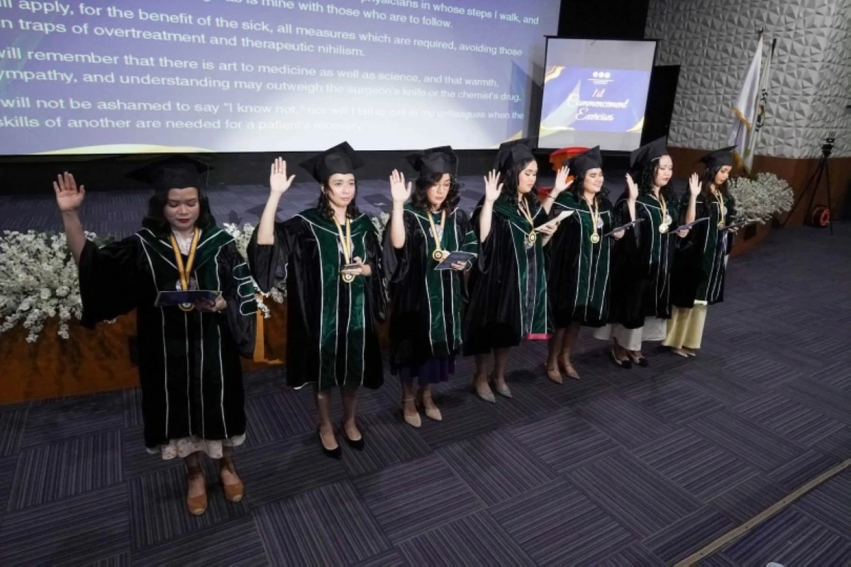 The seven graduates belonging to the first batch of the Pamantasan ng Lungsod ng Muntinlupa-Ospital ng Muntinlupa (PLMun-OsMun) College of Medicine (Photo from Muntinlupa PIO) 