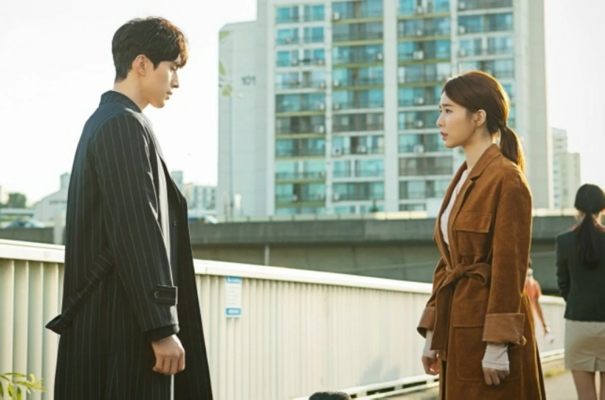 Lee Dong-wook and Yoo In-na in a scene in 