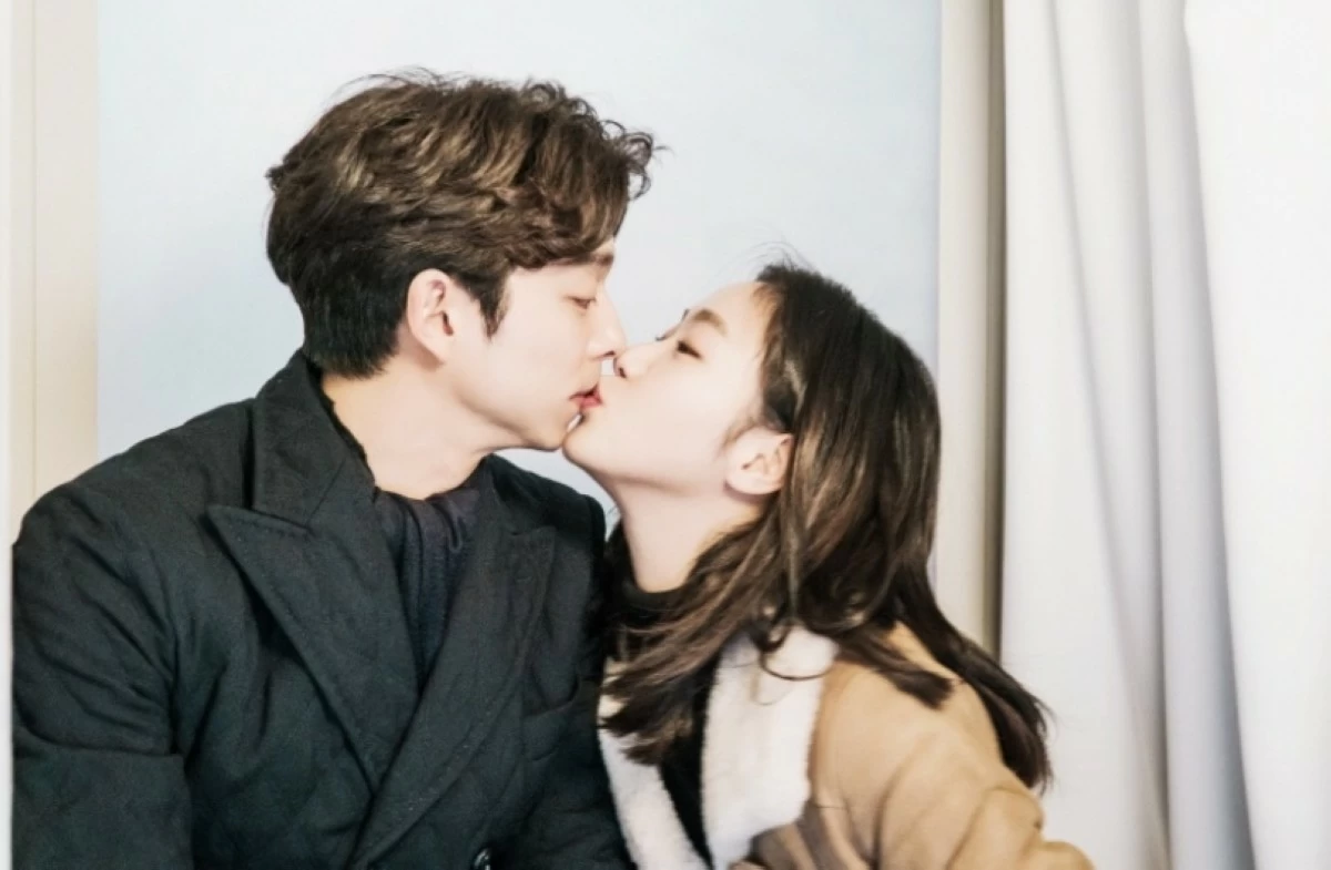 Gong Yoo and Kim Go-eun in a scene in 