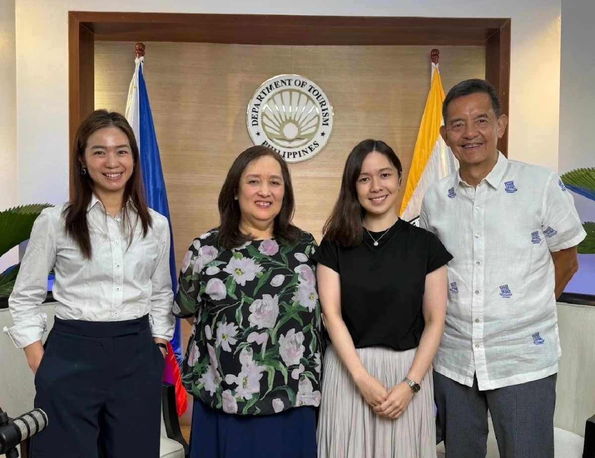 ASec Ina Zara-Loyola, Sec. Dita Angara-Mathay, her daughter - Dr. Courtney, and your columnist. 