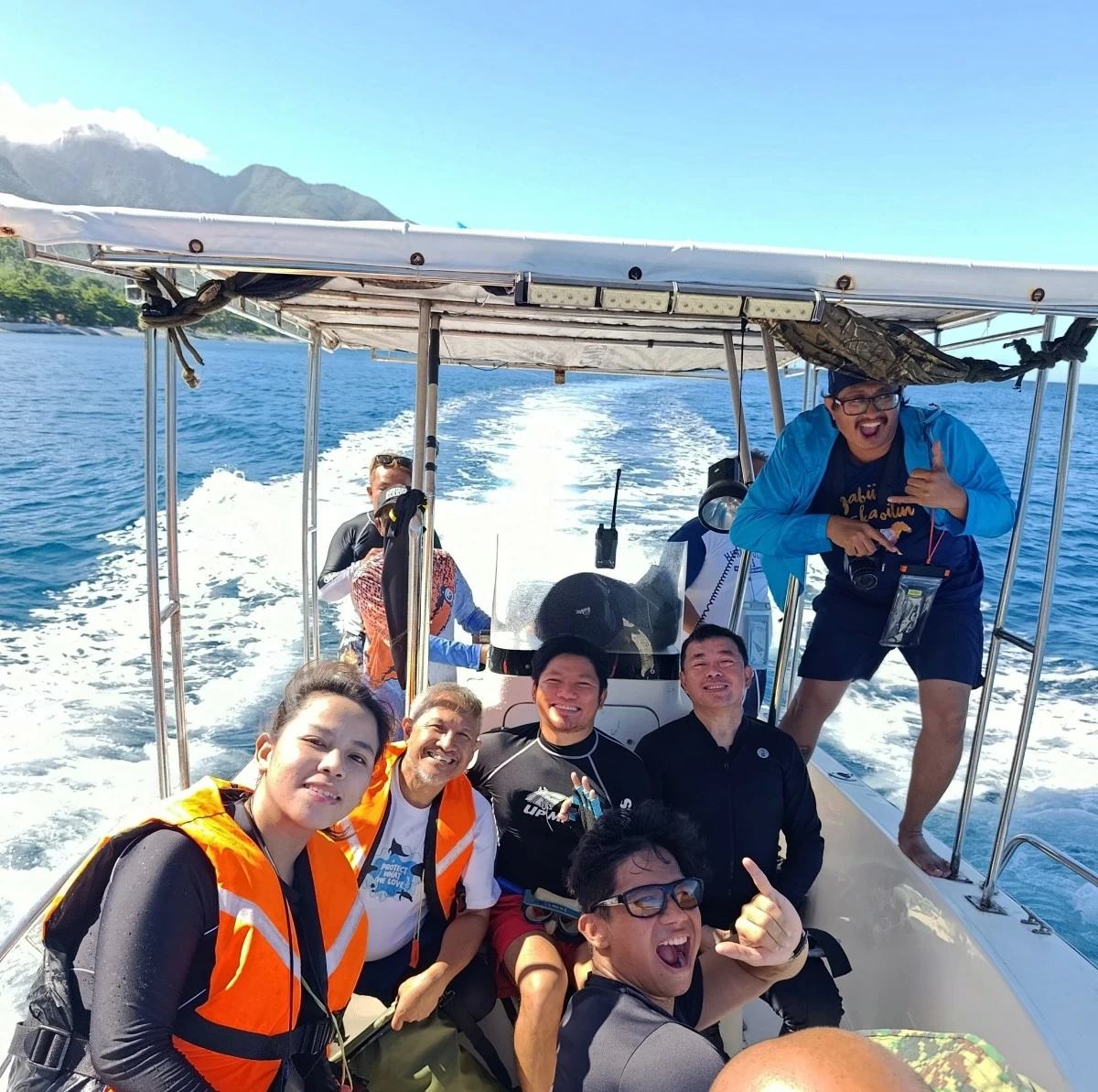 Adventurers Gregg Yan, Erwin Lim, Renzo Maano, Boboi Costas, Aldo Banaynal and Anna Barlam before diving with the gentle giants of Pintuyan. Whale shark interactions usually take place in the morning, within a few hundred meters from the shore.
