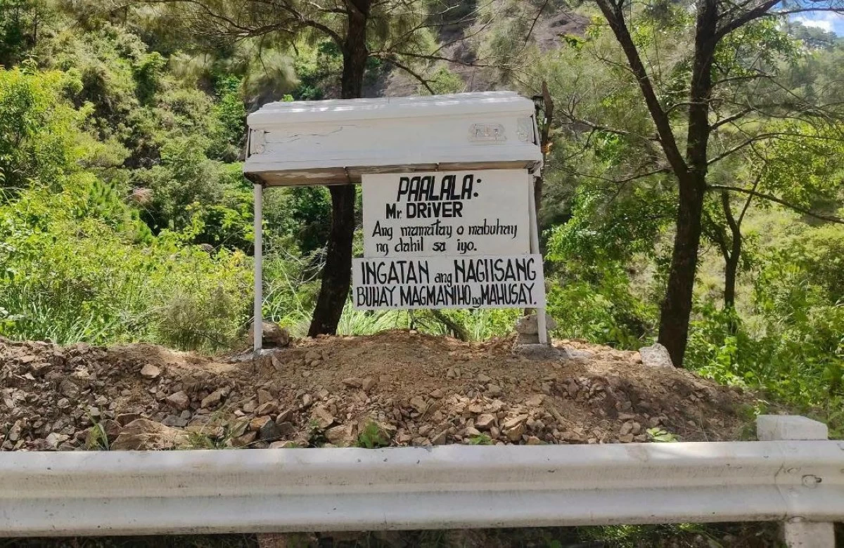 THE eerie roadside warning in Benguet. (Photo via Zaldy Comanda)