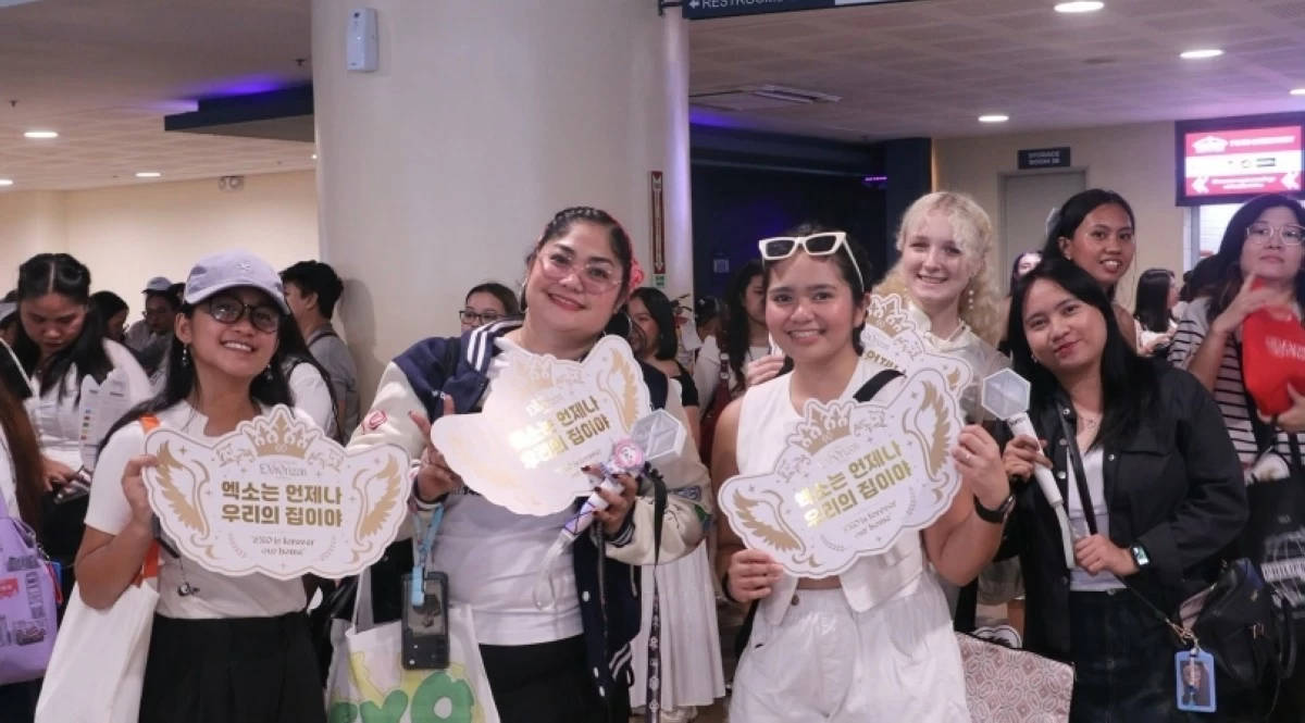 Fans attending EXO's EXhOrizon in Manila concert (Photo from SM Mall of Asia Arena's Facebook account) 