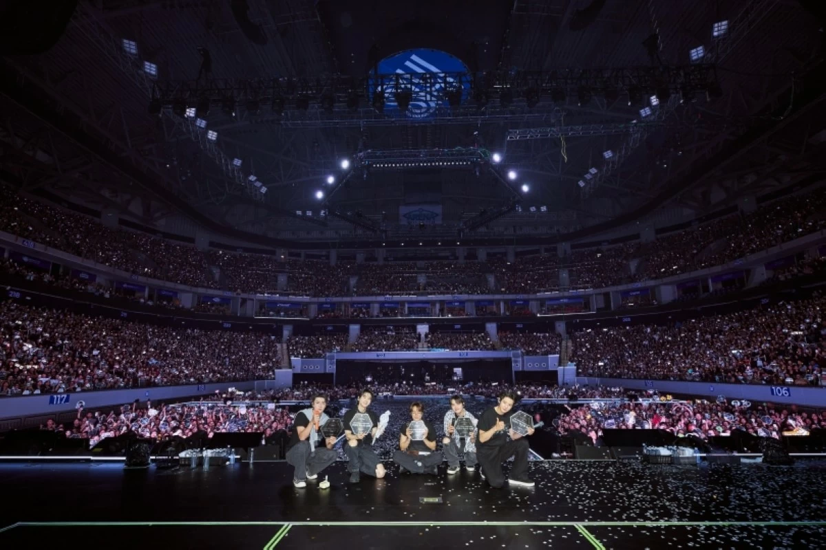 EXO at their EXhOrizon in Manila concert (Photo from EXO's X account)