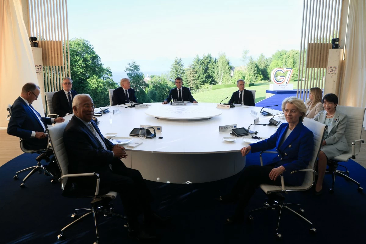 G7 SUMMIT – From left: Germany's Chancellor Friedrich Merz, Britain's Prime Minister Keir Starmer, European Council President Antonio Costa, US President Donald Trump, France's President Emmanuel Macron, Canada's Prime Minister Mark Carney, European Commission President Ursula von der Leyen, Italy's Prime Minister Giorgia Meloni and Japan's Prime Minister Sanae Takaichi attend a working dinner of the G7 summit in Evian, central-eastern France, on June 15, 2026. (c) AFP/Jiji 