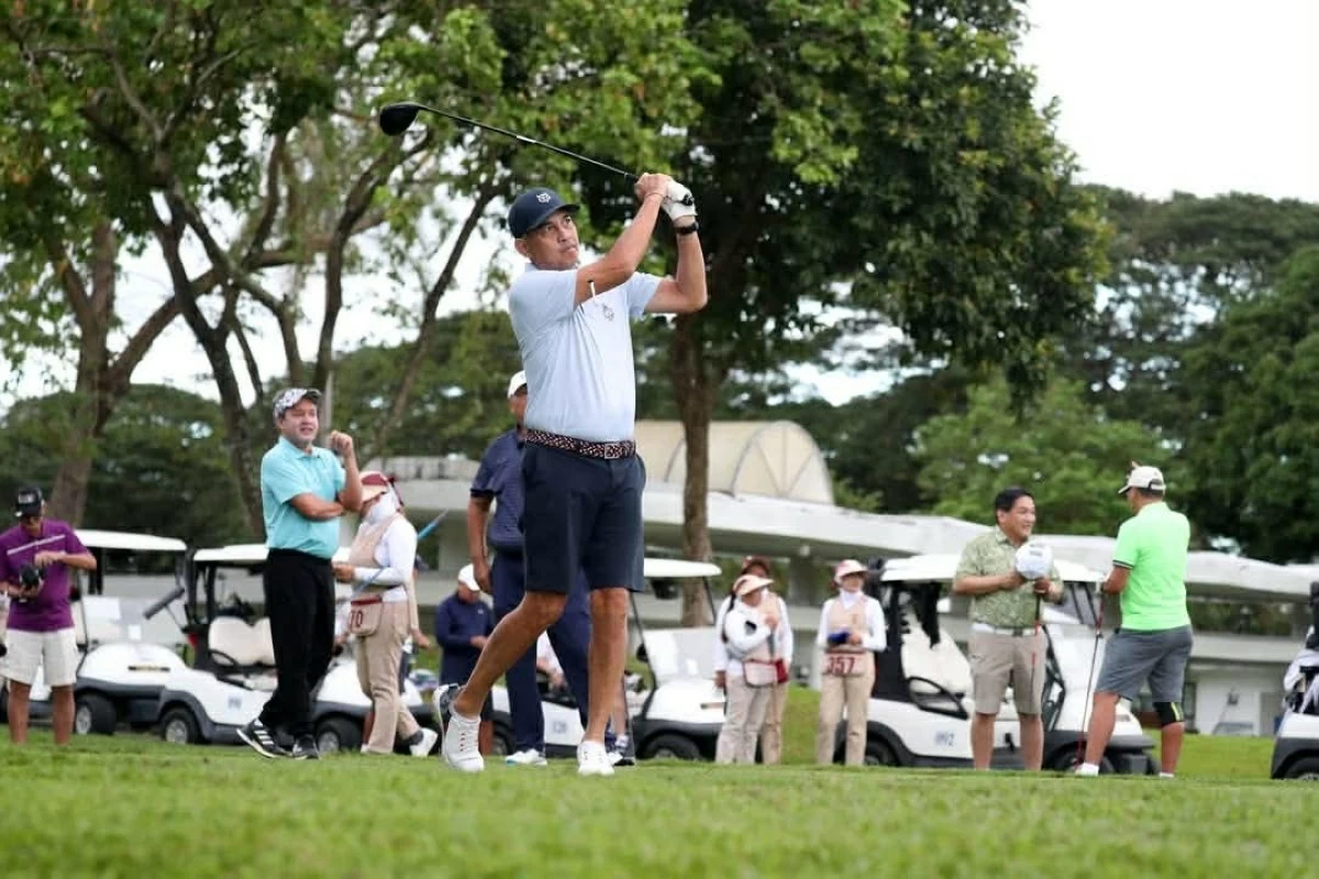 New NGAP president Al Panlilio hits the ceremonial drive in the last PSA Cup at Manila Southwoods.