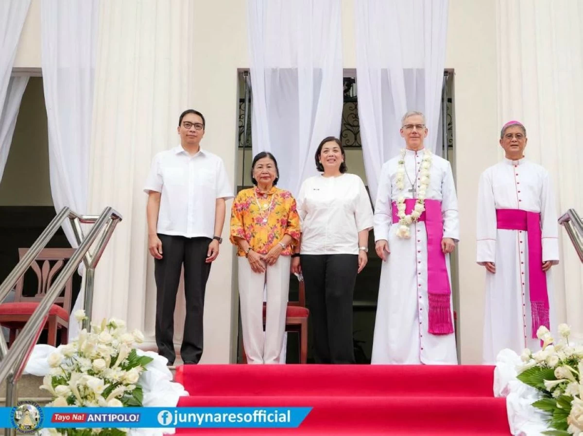 Papal Nuncio to the Philippines Most. Rev. Charles John Brown is flanked by Rizal Province officials, Gov. Nina Ynares, Vice Gov. Josefina Gatlabayan, Antipolo City Mayor Jun Ynares, III and Antipolo Bishop Ruperto Santos during the civic welcome ceremony at the Rizal Provincial Capitol in Antipolo on July .7 (Photo from Jun-Andeng Ynares FB page)