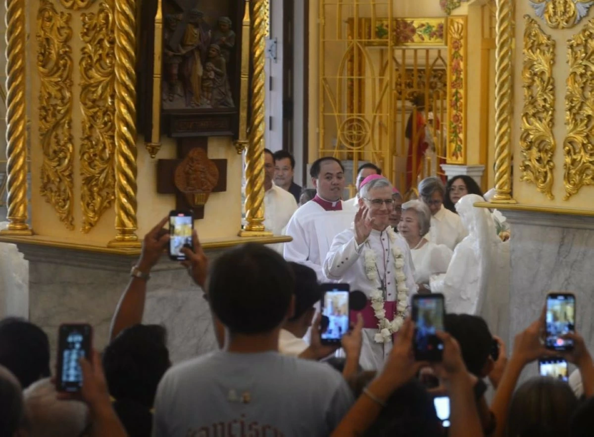 Apostolic Nuncio Charles John Brown is welcomed by devotees inside the Antipolo Cathedral on July 7. (Photo from Antipolo Cathedral's FB page)