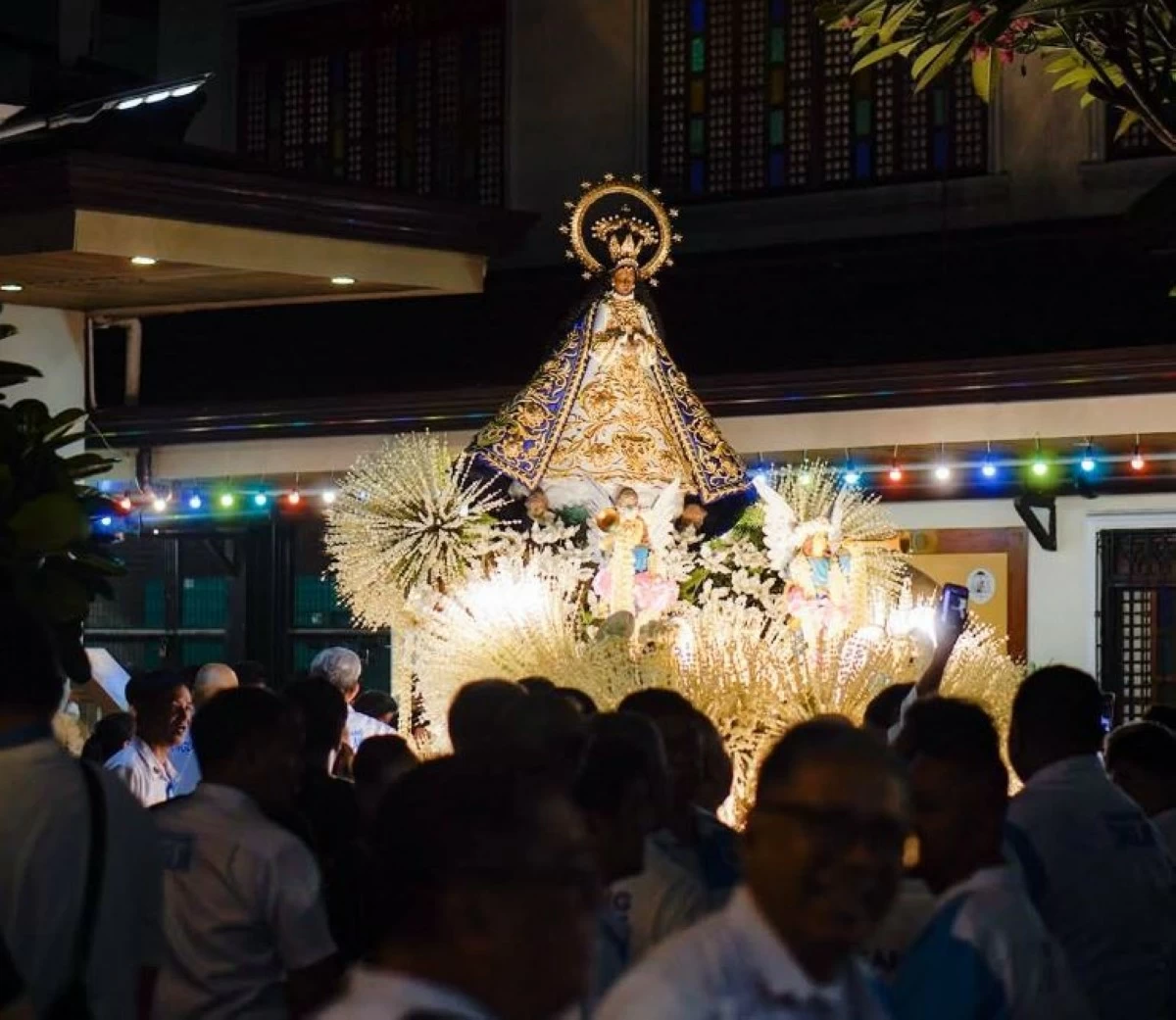 The Nuestra Señora dela Paz y Buenviaje is surrounded by devotees during the July 7 end of season Holy Rosary procession in the vicinity of the Antipolo Cathedral. (Photo from Antipolo Cathedral's FB page)
