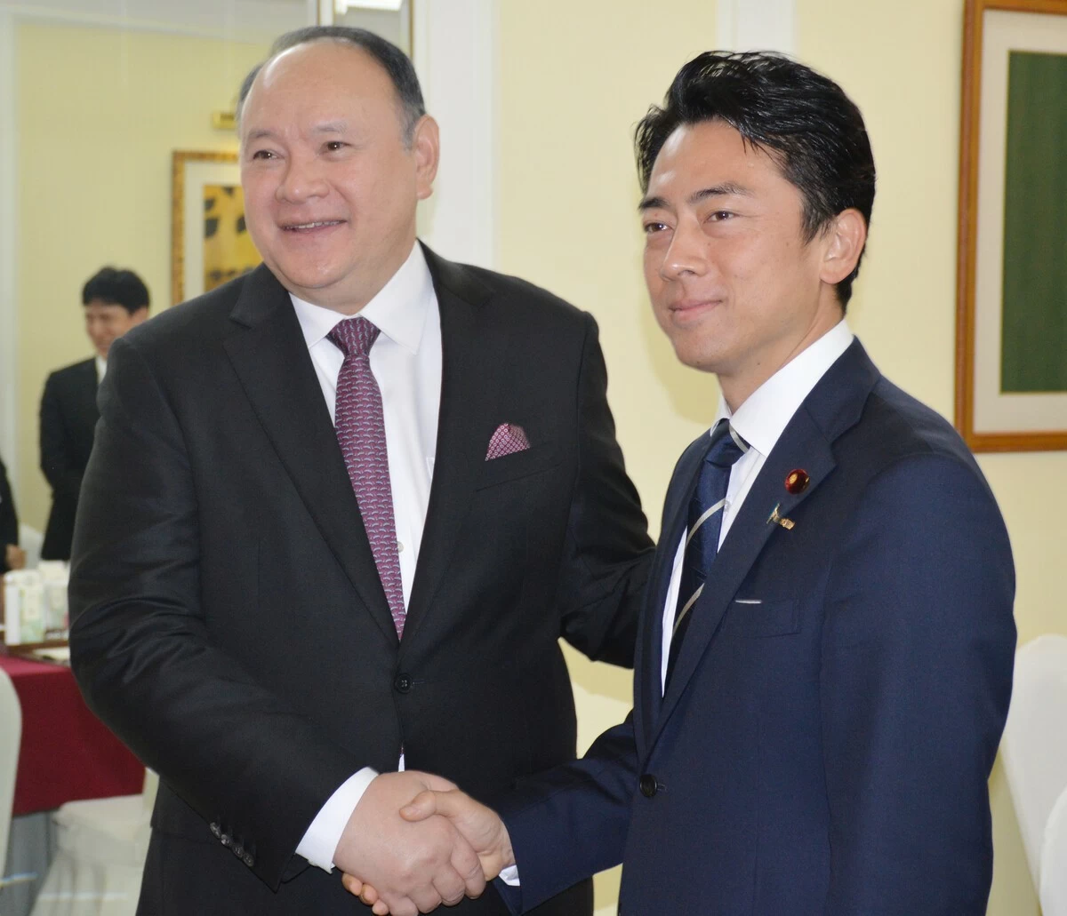 Japanese Defense Minister Shinjiro Koizumi (right) and Philippine Defense Secretary Gilberto Teodoro shake hands before their meeting in Singapore on May 31.