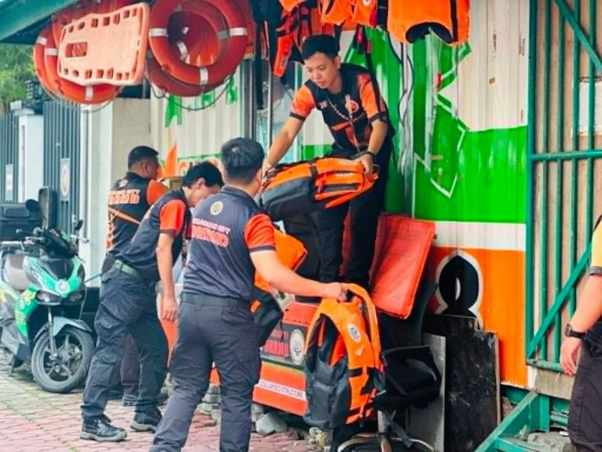 Caloocan City personnel prepare rescue equipment as part of the city’s response measures for Super Typhoon Inday. (Photos from Caloocan PIO)