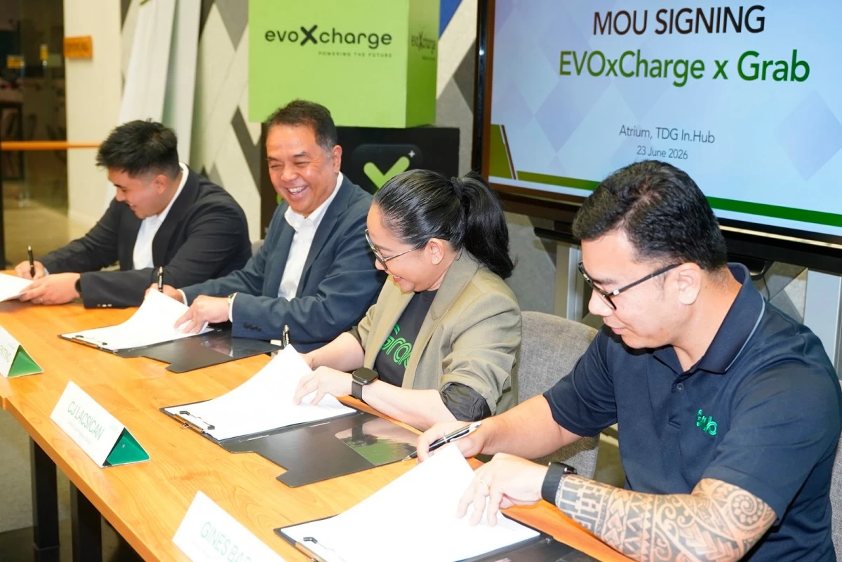 The strategic partnerships with leading EV charging providers in the country lower the per-kWh charging cost for driver-partners by as much as 45%. From left: EVOxCharge Business Development Head, Rafael Camacho; Vice President and General Manager, Derrick Tolentino; Grab Financial Group Philippines Country Head, CJ Lacsican; and General Manager for GrabCar and Mobility Solutions, Gines Barot.