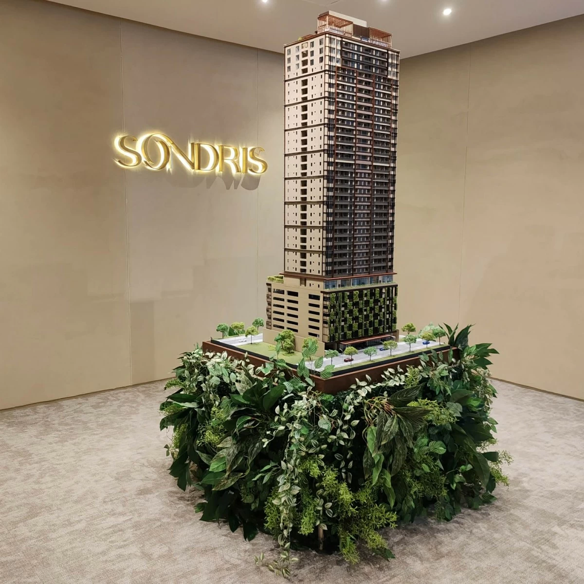 The 37-story Sondris scale model (Photo: Carla Mortel)