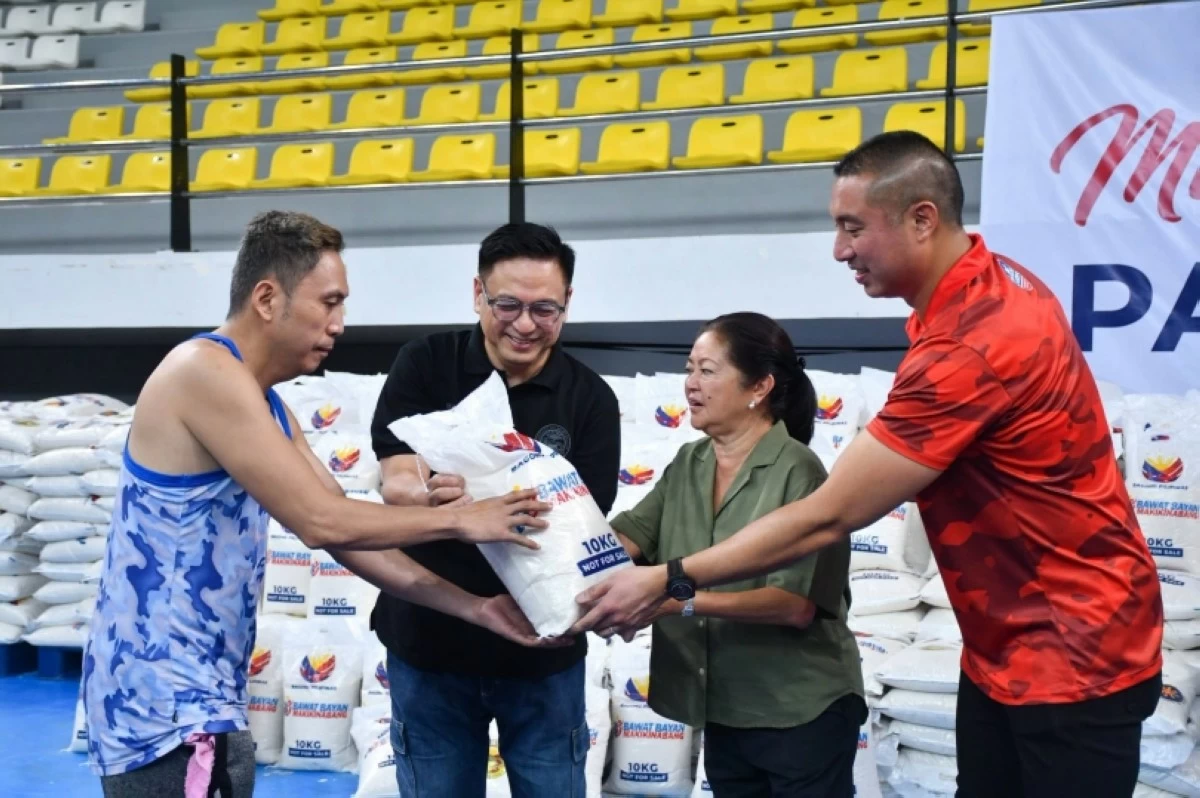 Muntinlupa Mayor Ruffy Biazon,  First Lady Liza Araneta-Marcos and San Juan City Mayor Francis Zamora distribute rice on July 8 at the Muntinlupa Sports Center. (Photo from Muntinlupa PIO)