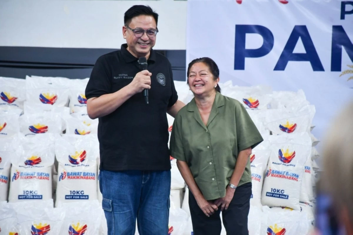 Muntinlupa Mayor Ruffy Biazon and First Lady Liza Araneta-Marcos at the rice distribution on July 8 at the Muntinlupa Sports Center (Photo from Muntinlupa PIO)