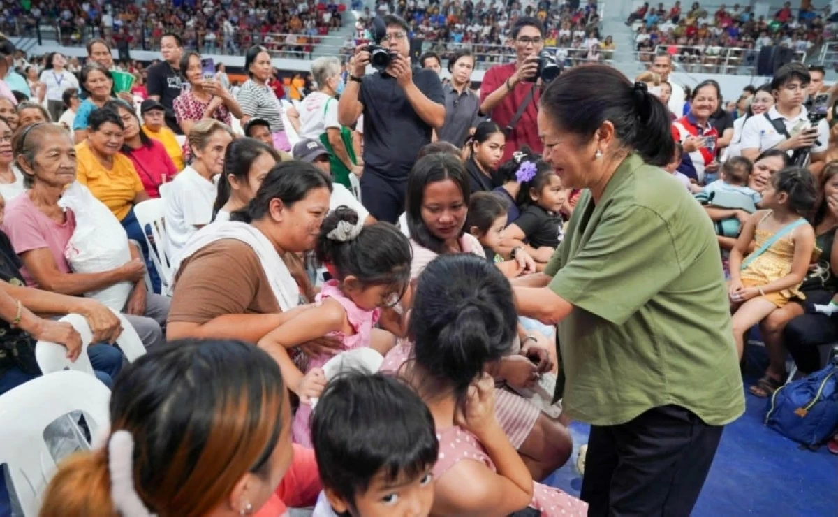 First Lady Liza Araneta-Marcos distributes rice to Muntinlupa residents on July 8 at the Muntinlupa Sports Center. (Photo from Muntinlupa PIO)