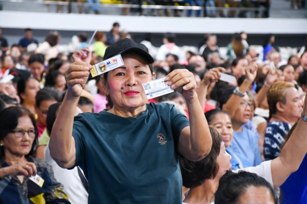 One of the beneficiaries of the free rice in Muntinlupa (Photo from Muntinlupa PIO) 