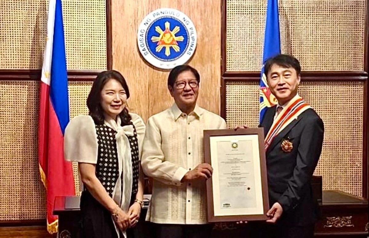 Ambassador Lee Sang Hwa, together with his wife Mme. Lee Eun Hwa, receive the Order of Sikatuna from President Ferdinand Marcos Jr. (Photos: Korean Embassy)