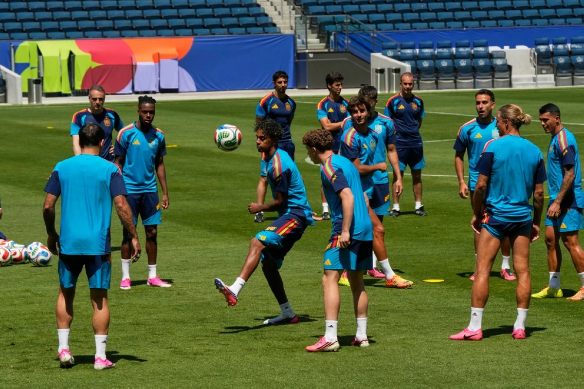 Spain's Lamine Yamal, center, and teammates attend a training session ahead of a World Cup quarterfinal soccer match against Belgium in Carson, Calif., Thursday, July 9, 2026. (AP Photo/Andre Penner)