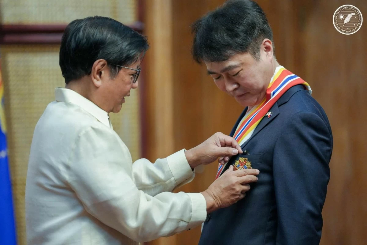 President Ferdinand 'Bongbong' Marcos Jr. confers the Order of Sikatuna on outgoing South Korean Ambassador Lee Sang-hwa during his farewell call in Malacañan on July 9, 2026. (PCO)