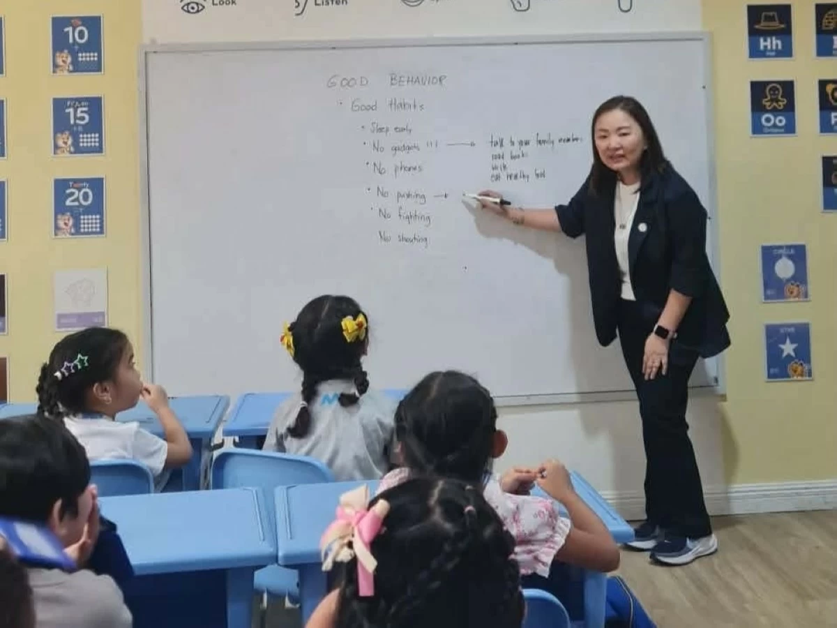 LEADING THE WAY Sheryll Ong, the owner and directress of Bright Kids Plus, discusses with younger students the benefits of developing good habits both at home and in school.
