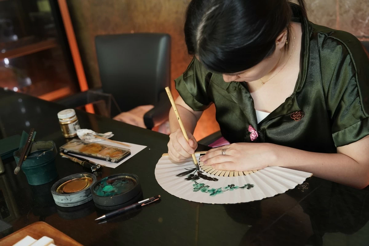 Closed-up look at a calligraphy artist who worked on some lucky fans during the festivities (Photo: Keen and Worth Property Developers Inc.)