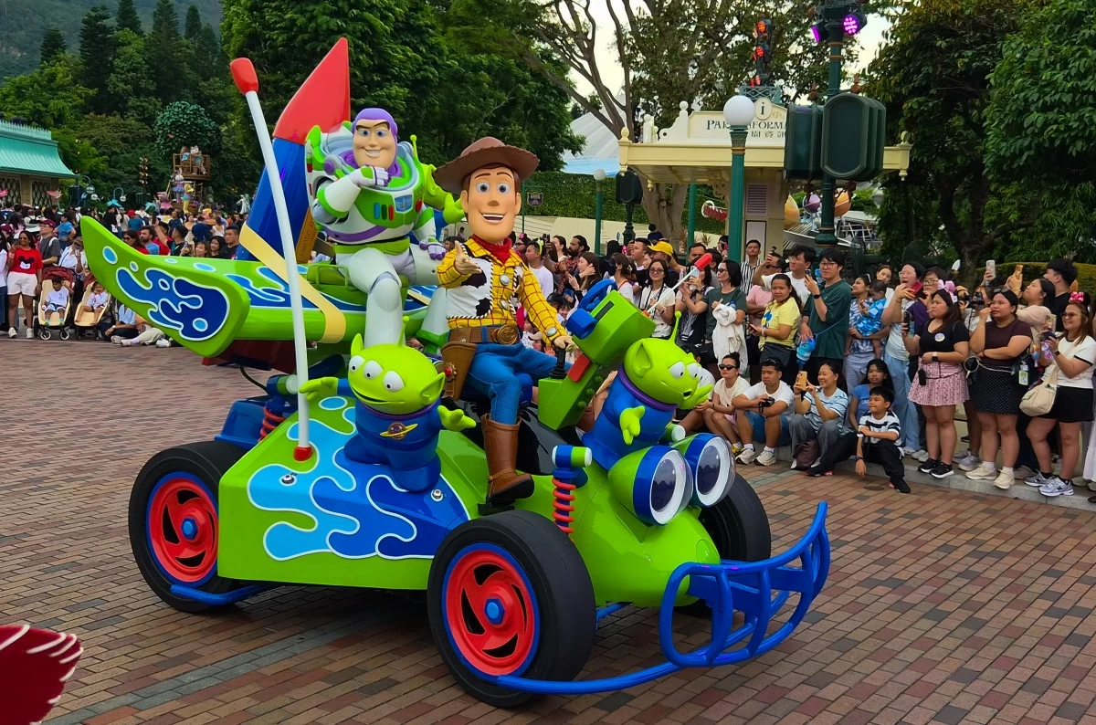 Scenes from Friendtastic! Parade