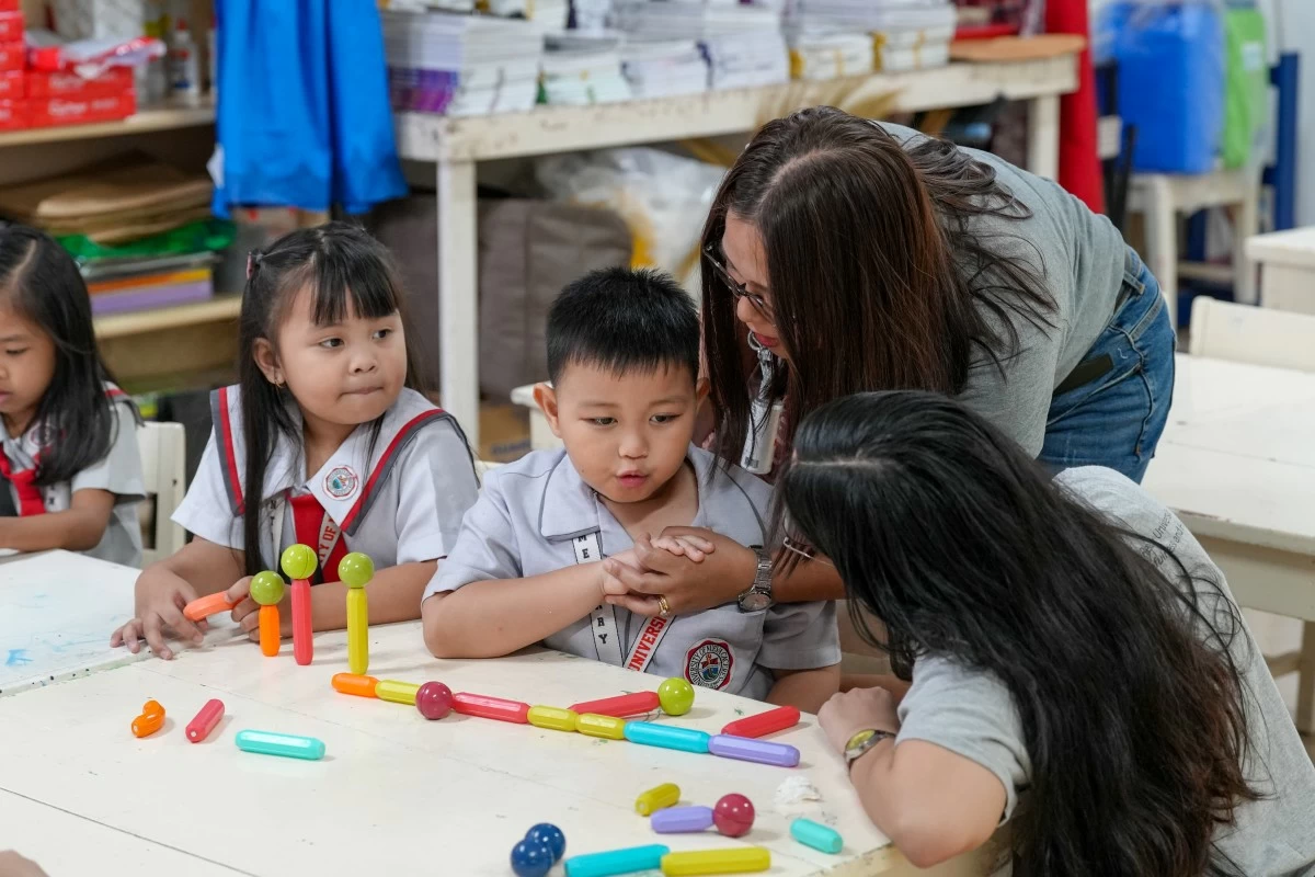 Students at the University of Nueva Caceres, part of Ayala’s iPeople education network, take part in hands-on learning activities that support the group’s social infrastructure focus on quality education and future-ready graduates.