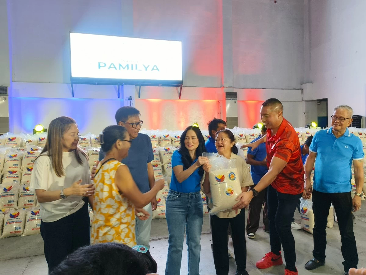 Mayor Jeannie Sandoval, together with First Lady Liza Araneta-Marcos, San Juan City Mayor Francis Zamora, City Administrator Alexander Rosete, former Congressman Ricjy Sandoval, distribute rice packs to Malabueño beneficiaries. (Photo by Hannah Nicol)
