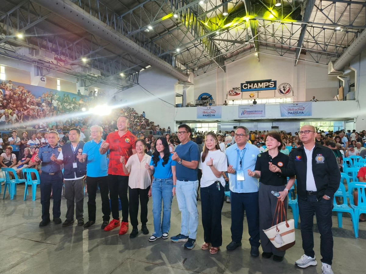 Mayor Jeannie Sandoval, together with First Lady Liza Araneta-Marcos, San Juan City Mayor Francis Zamora, City Administrator Alexander Rosete, and former congressman Ricky Sandoval, poses for a photo during the rice distribution program in Malabon City. (Photo by Hannah Nicol)