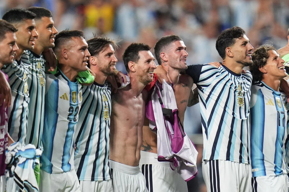 Argentina's Lionel Messi, center, reacts after the World Cup quarterfinal soccer match against Switzerland in Kansas City, Mo., Saturday, July 11, 2026. (AP Photo/Jeff Roberson)