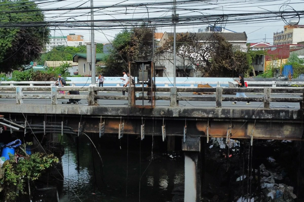 Culiat Bridge along Congressional Avenue in Quezon City remains closed to motorists on Monday, July 13, after sustaining structural damage from a fourth-alarm fire that razed 46 houses beneath the bridge on Saturday night, July 11. (Santi San Juan/MANILABULLETIN)