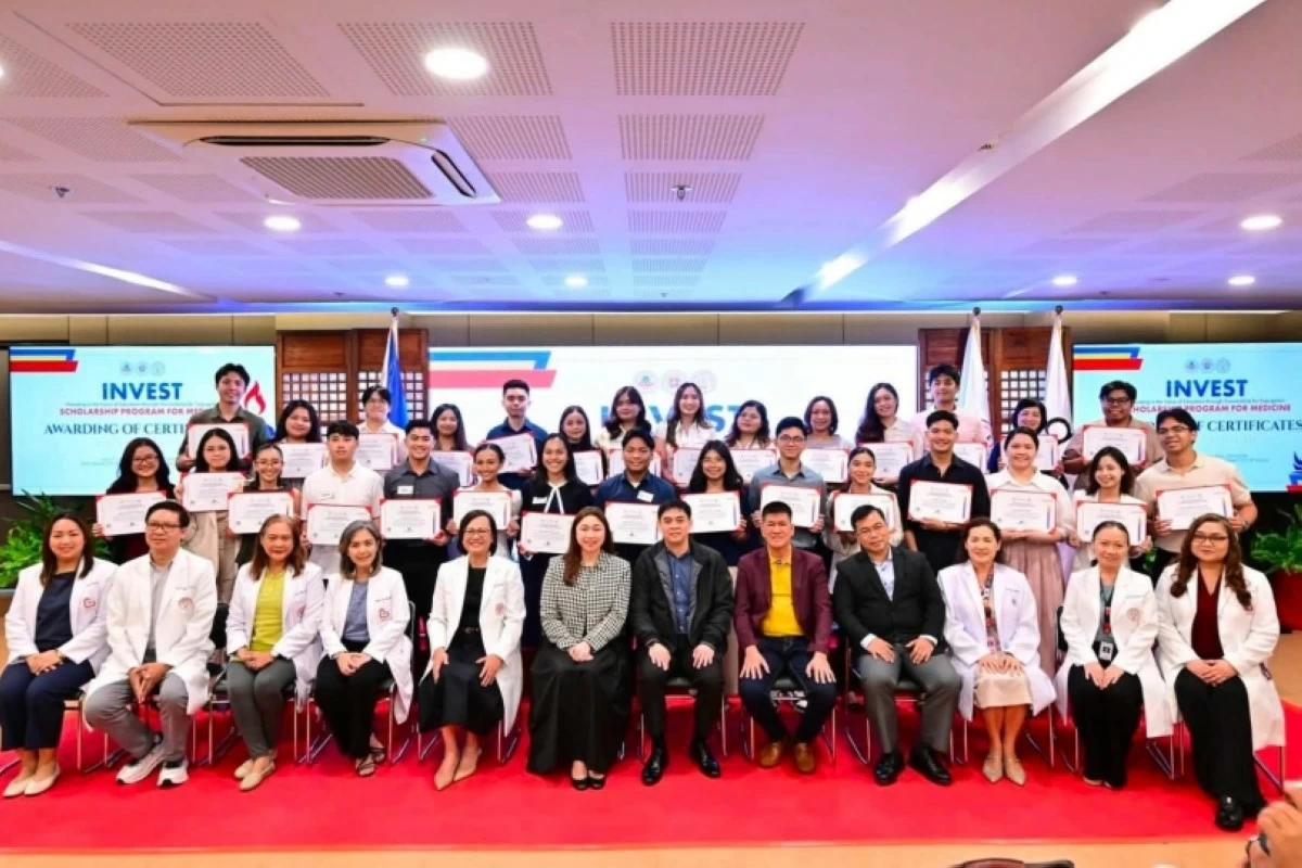 Mayor Lani Cayetano with city officials and medical students (Photo from the Taguig City government) 