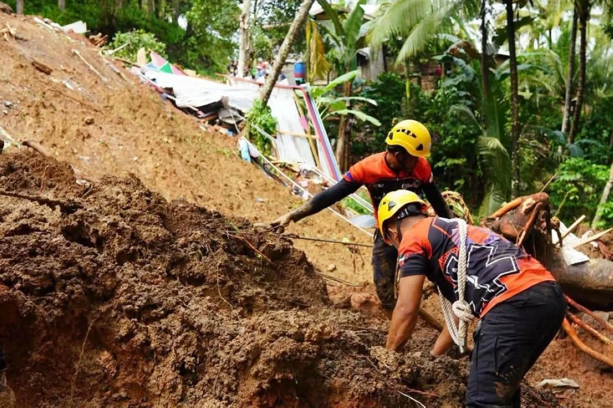 RESPONDERS searching for missing persons in the landslide in Calanogas, Lanao del Norte. (Bangsamoro READi) 