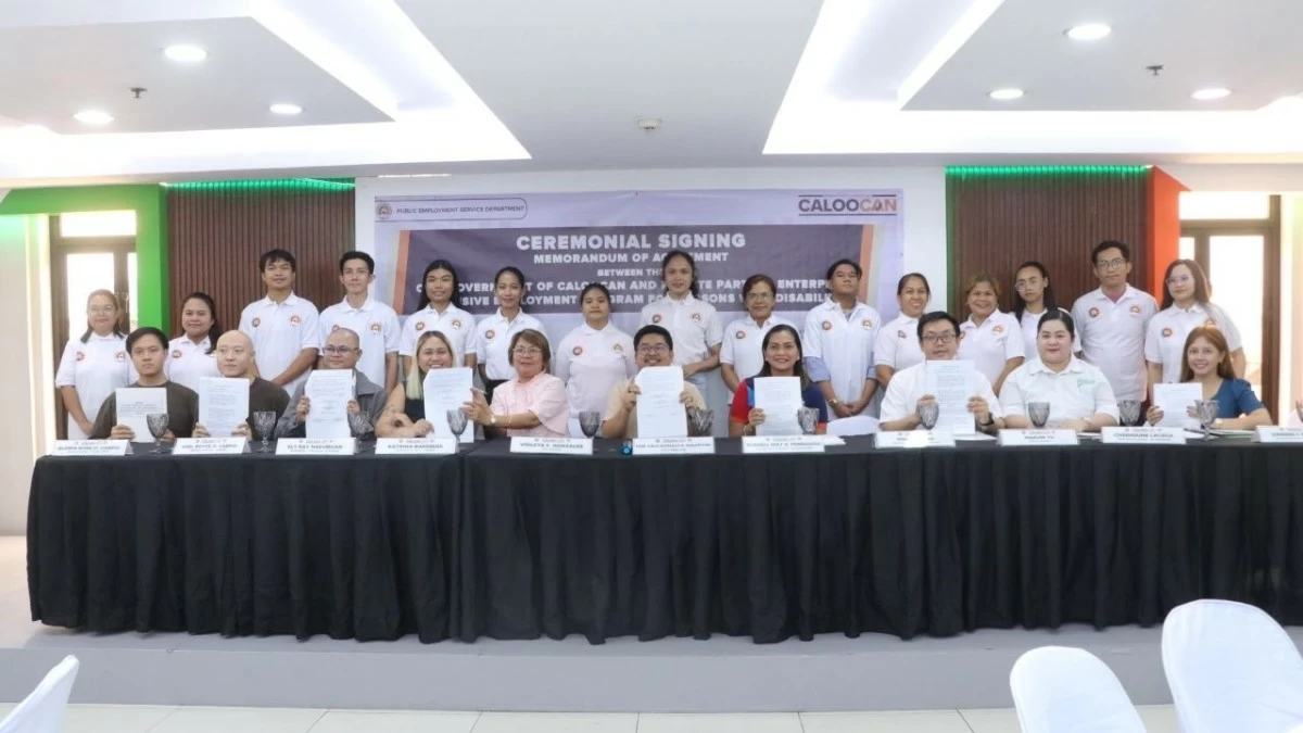 Mayor Dale Gonzalo “Along” Malapitan, representatives of Be Connected Management Services, and city officials hold the signed memorandum of agreement for Project Ability and Mobility in Caloocan City. (Photo from Caloocan PIO)