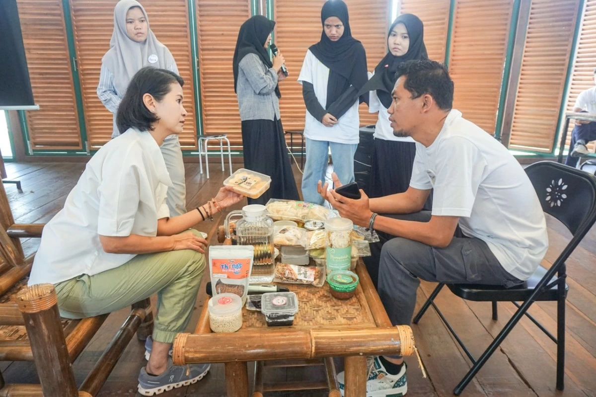Wibowo Nugroho engaging in a brand consultation