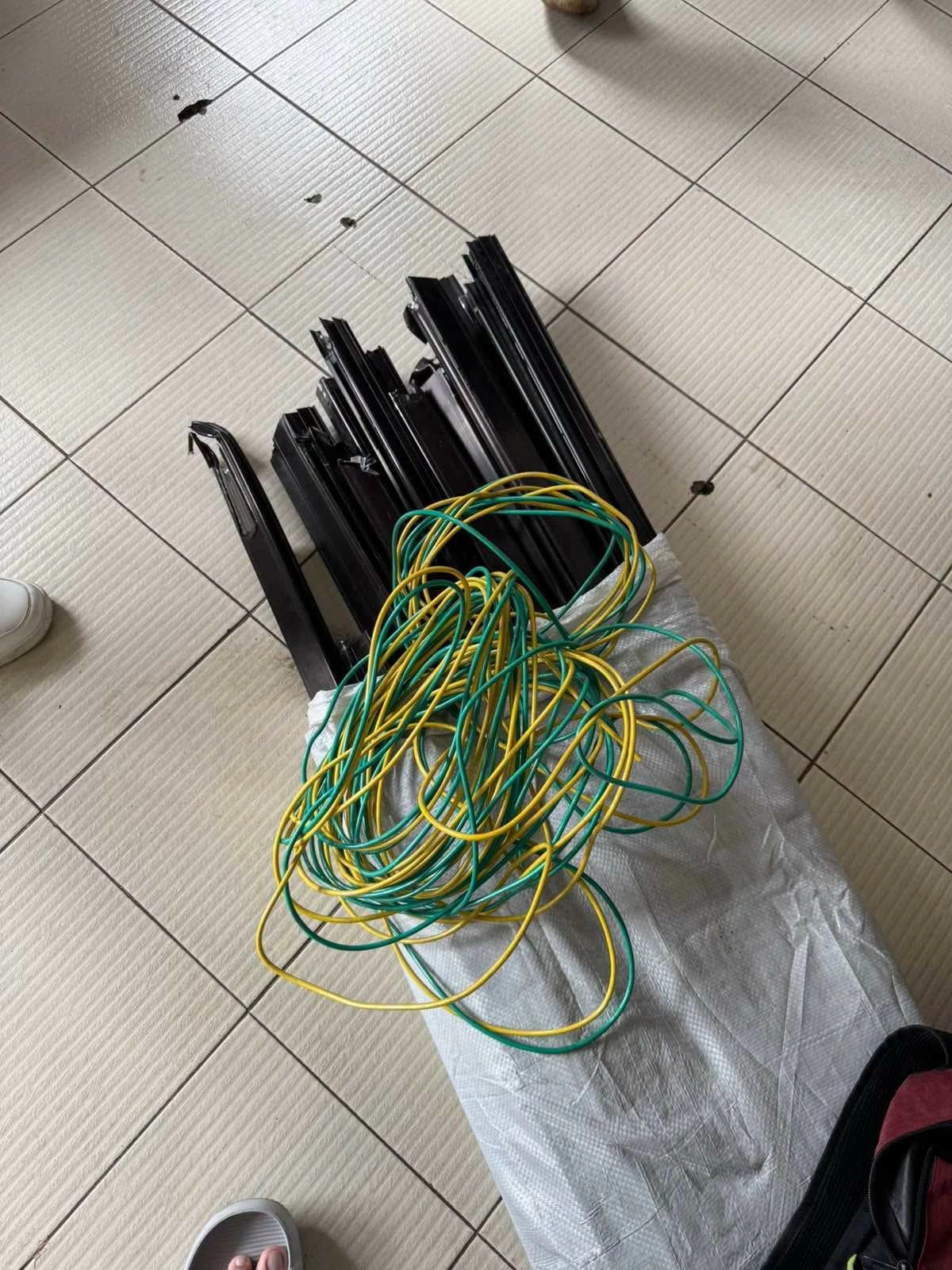 Police present the suspect and electrical wires allegedly stolen from streetlights in Antipolo City. (Photos courtesy of Mayor Jun-Andeng Ynares/Facebook)
