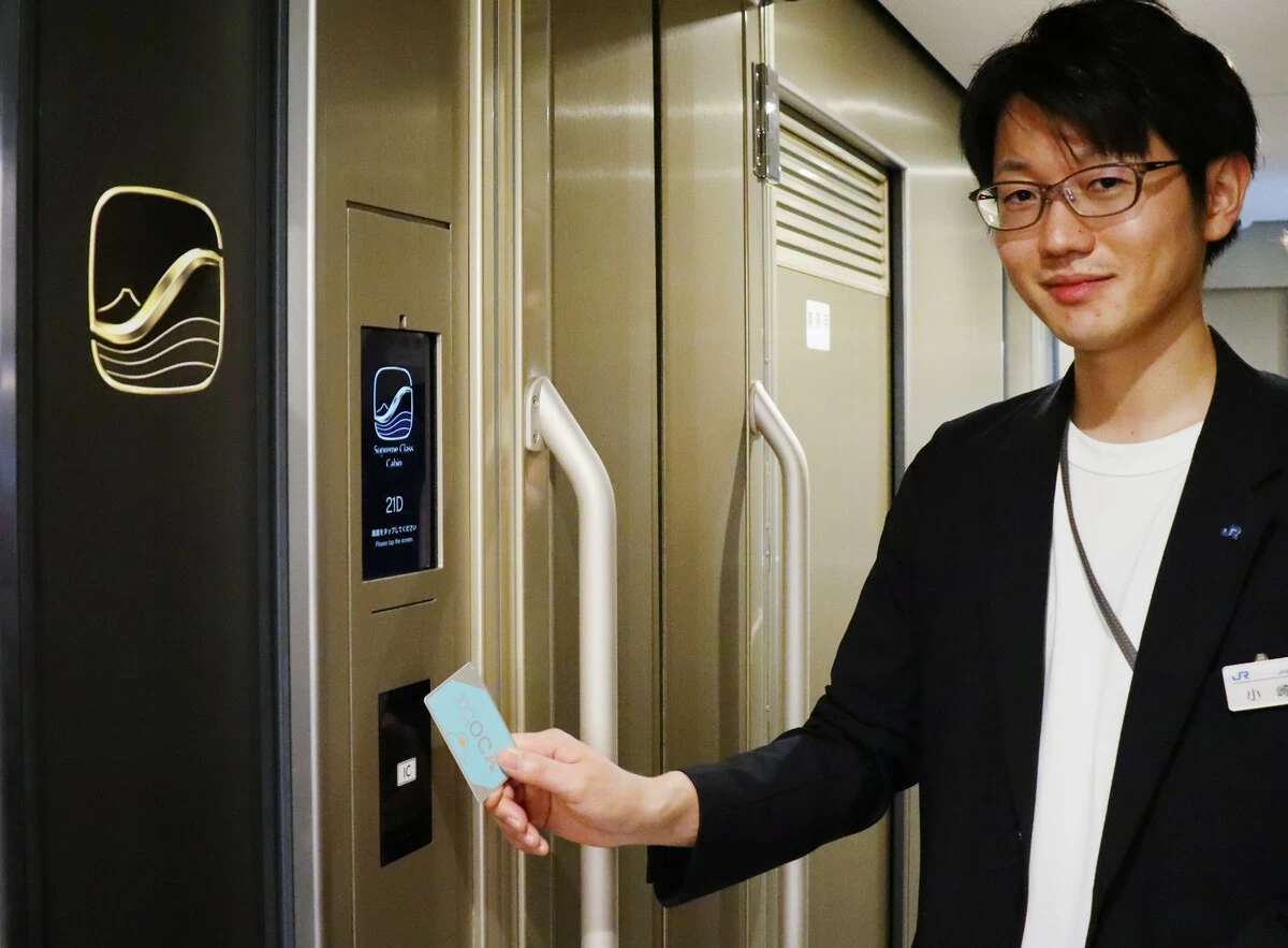Supreme Class Cabin private compartments, to be introduced on Tokaido and Sanyo Shinkansen high-speed trains in October, feature electronic locks using IC cards, photographed on Tuesday.