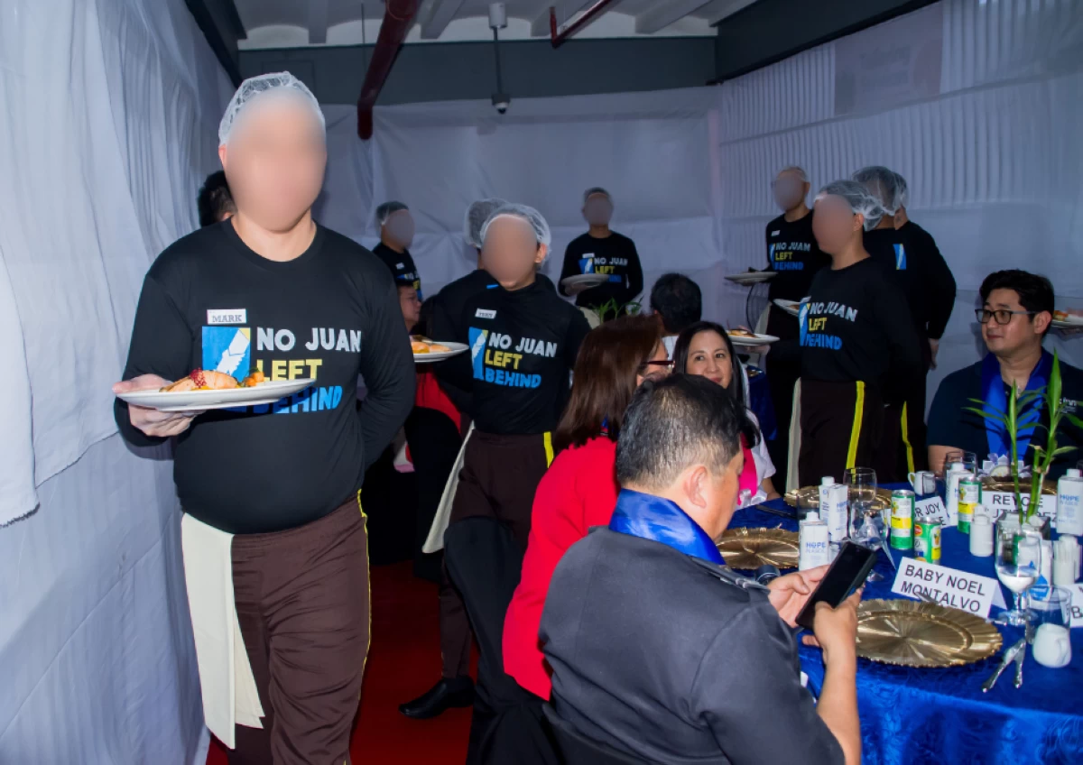 (PDLs serving food during the Food Parade)