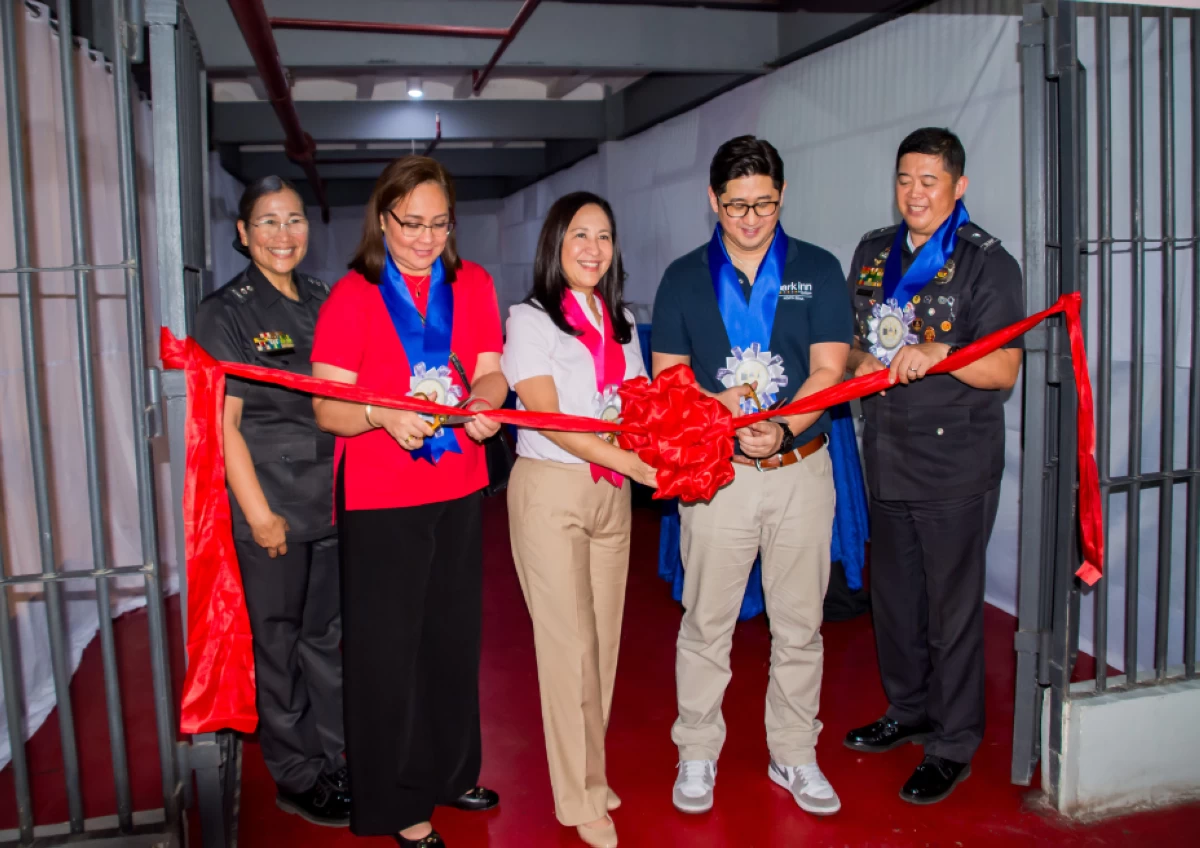 (From left to right: Ribbon Cutting led by Jail Warden Maria Lourdes Pacion, Ms. Cathy Nepomuceno, Mayor Joy Belmonte, Mr. Reycie Gutierrez, Mr. Baby Noel Montalvo)