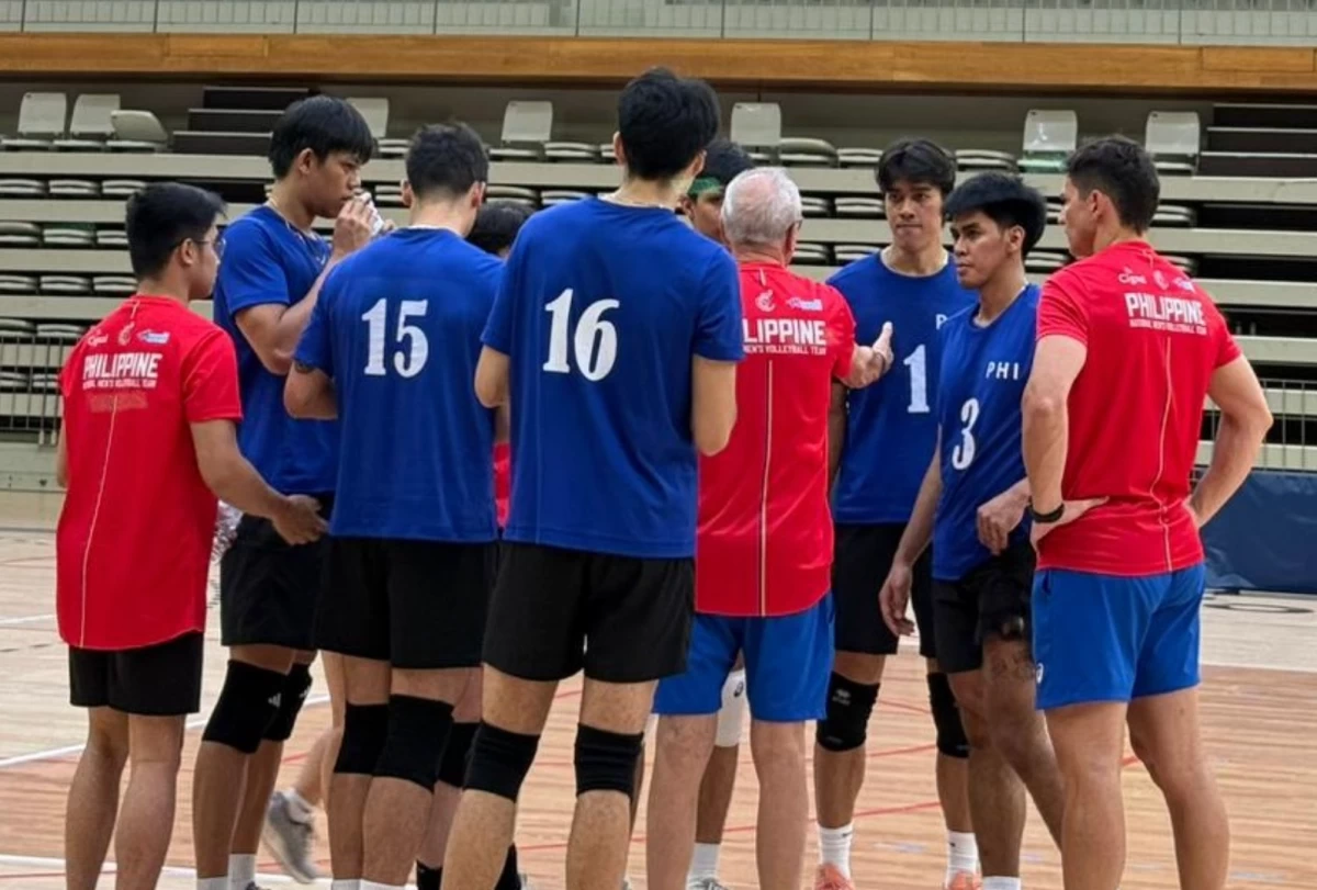 MEMBERS of the Alas Pilipinas Men huddle around Italian head coach Angiolino Frigoni in training camp at the Santo Tirso Sports Facility in Portugal. (PNVF Communications Photo)