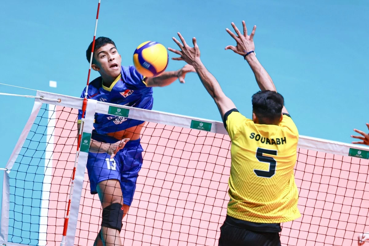 Alas team captain John Howard Guerra (left) smashes a kill over India's Sourabh Kashma. (AVC PHOTO)