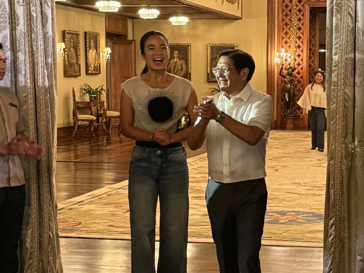 President Ferdinand Marcos Jr. leads the applause for Alex Eala at Malacañan’s Ceremonial Hall.