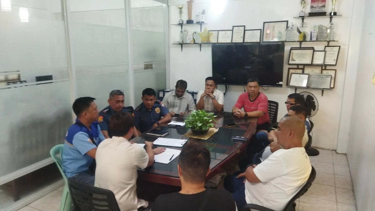 Malabon City Police Station (MCPS) Chief Col. Kenneth Mission leads coordination efforts with school and local government officials as authorities investigate the alleged threat against Malabon National High School. (Photos from Malabon LGU)
