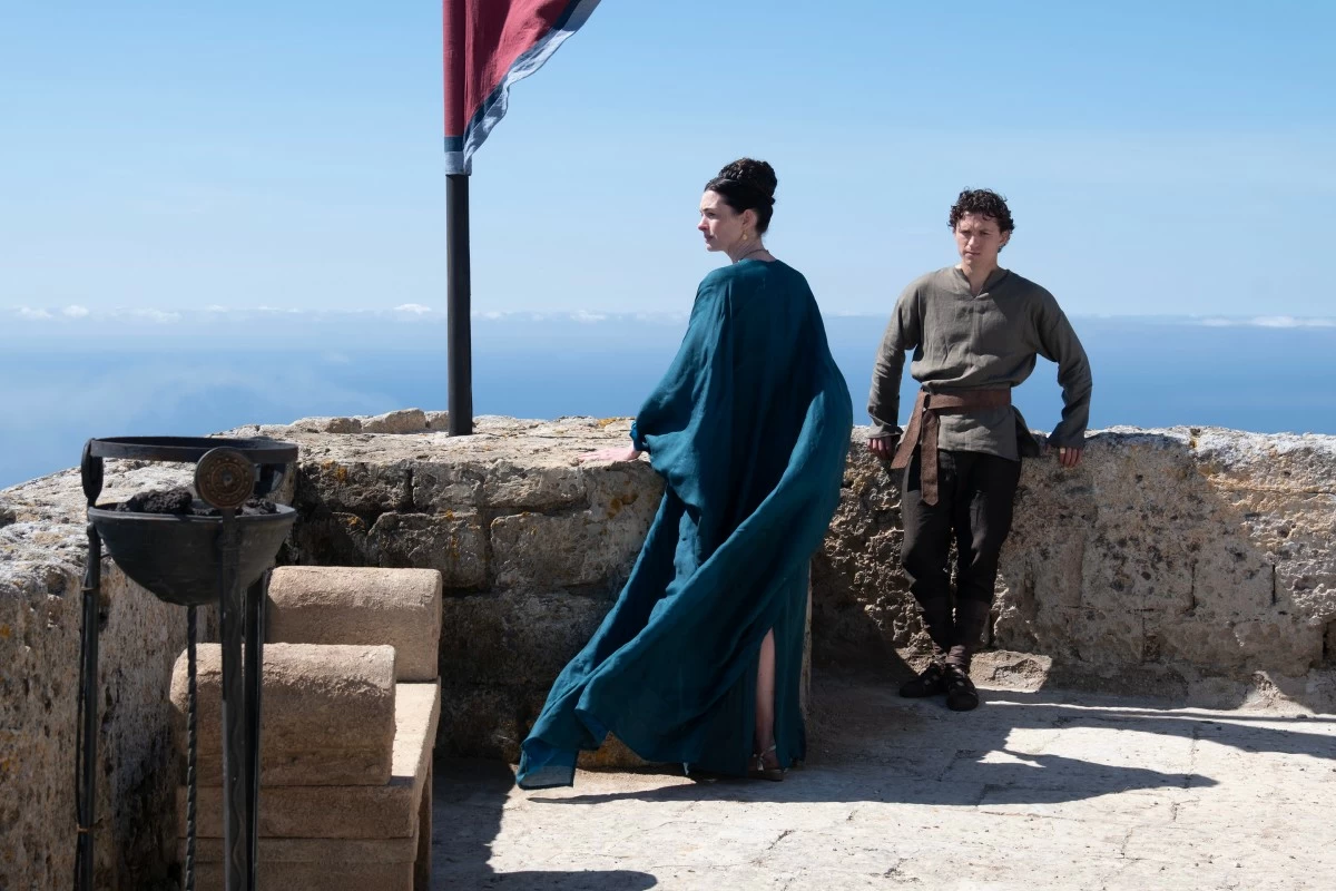 Anne Hathaway and Tom Holland 