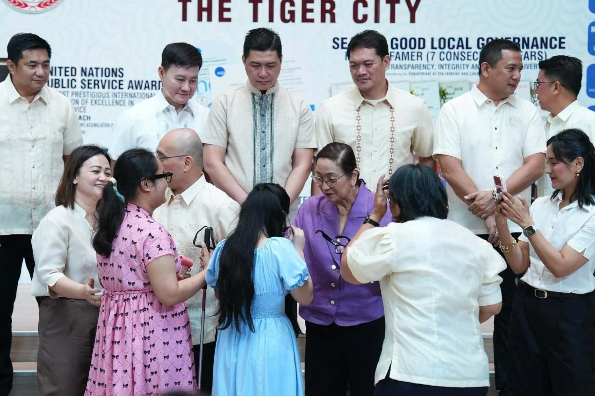 The Mandaluyong City government launches an AI glasses program that provides assistive devices to visually impaired individuals to help them with their daily activities. The program is led by Mayor Menchie Abalos, Vice Mayor Anthony Suva, and city councilors through the City Persons with Disability Affairs Division (PDAD). (Photos from Mandaluyong PIO/Facebook)