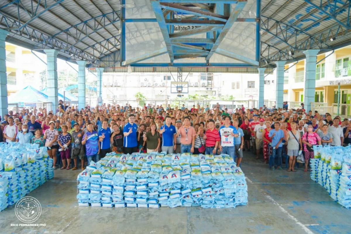 Senior citizens receive rice aid under Valenzuela’s Pasko sa Hulyo program. (Photo courtesy of Valenzuela PIO)