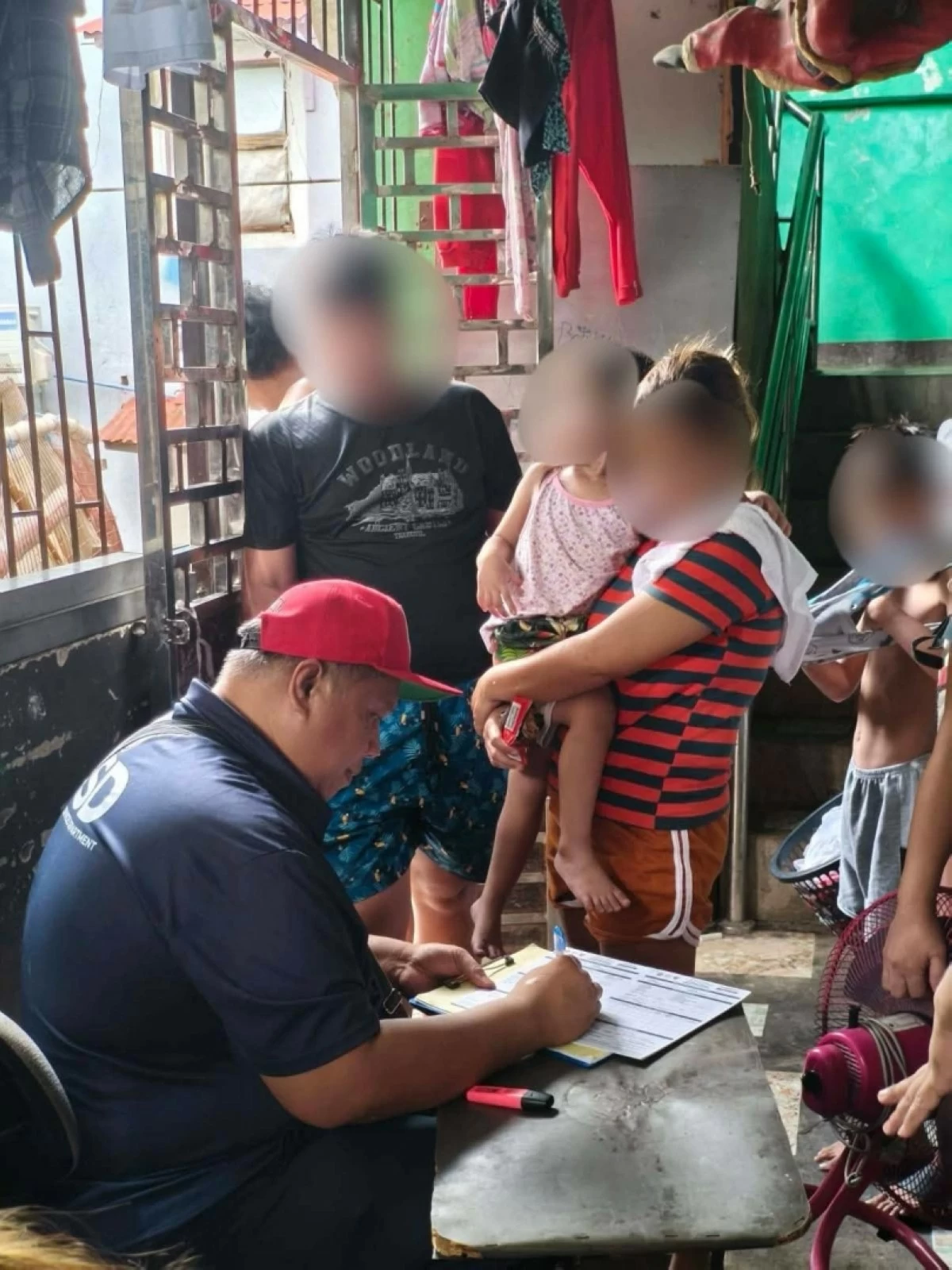 An employee of the city's Social Services Department tends to the affected families (Photo from Muntinlupa PIO) 