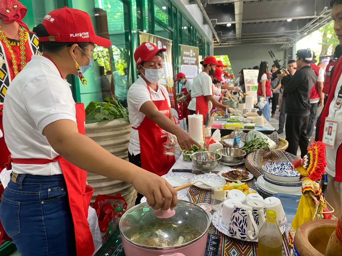 Contestants prepare their entries during the Department of Social Welfare and Development's (DSWD) Season 2 Walang Gutom Kusinero: Cook-Off Challenge 2026 National Finals. (Trixee Rosel/MANILABULLETIN)